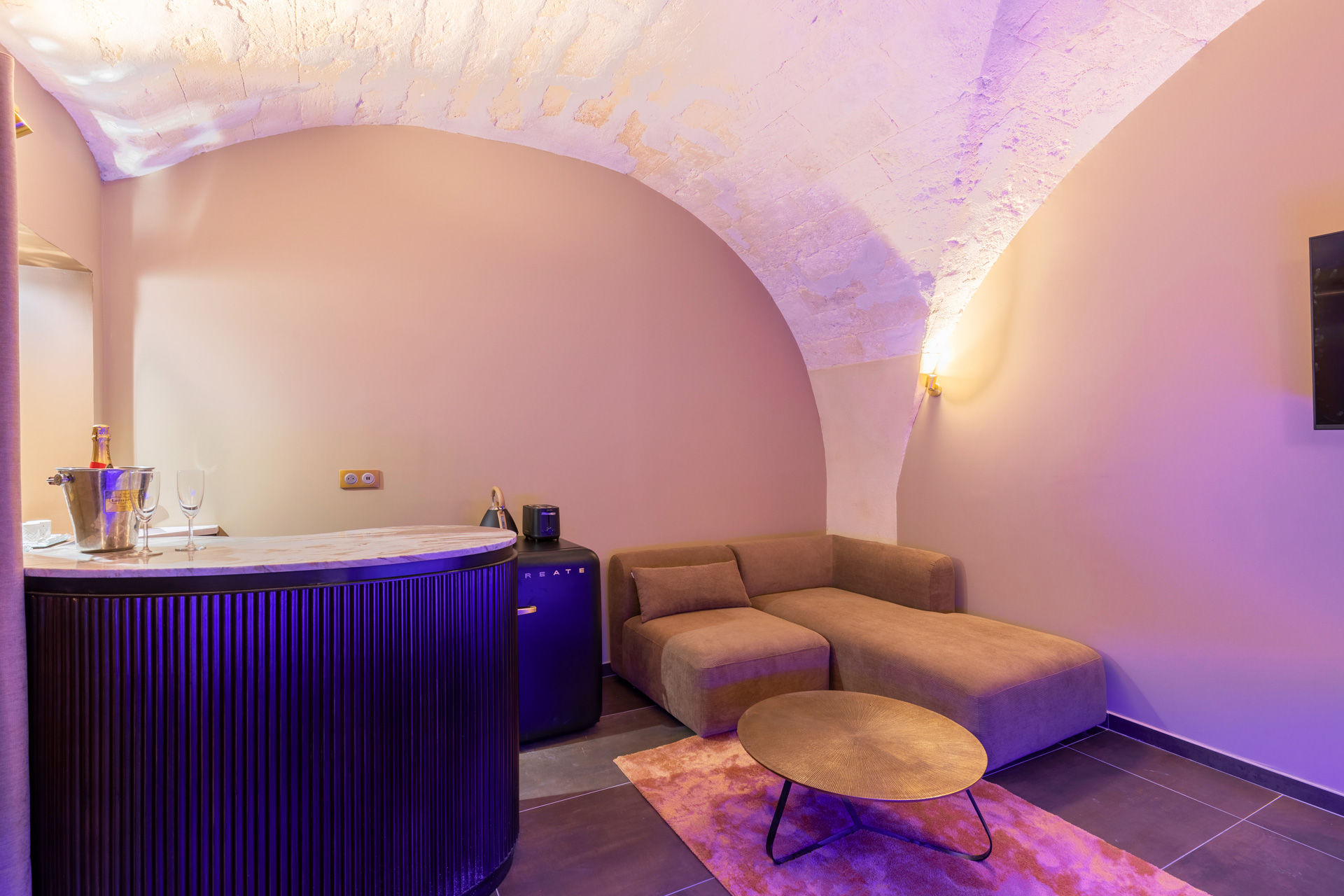 Salon cosy et bar sous la voûte